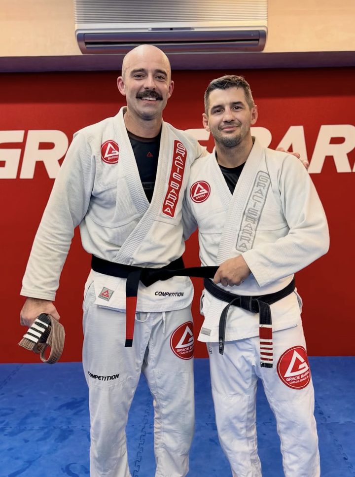 Tony faixa preta de jiu jitsu ao lado do professor