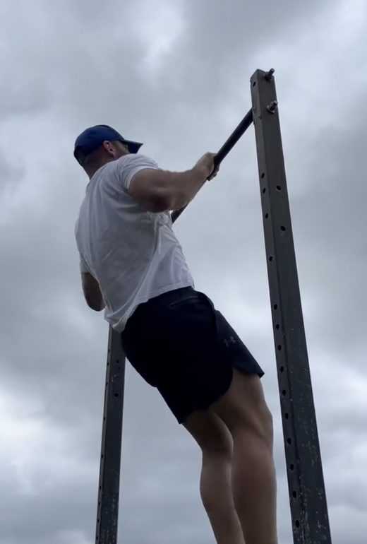 Tony escalando