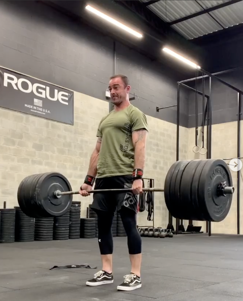 Tony Geremias treinando, levantamento de peso na academia